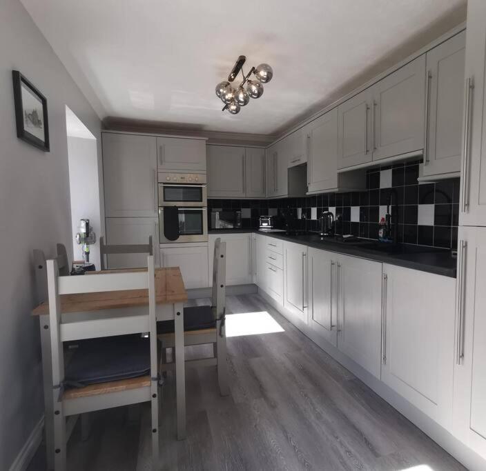 B'Dazzled Flat, Castletown Apartment เธอร์โซ ภายนอก รูปภาพ